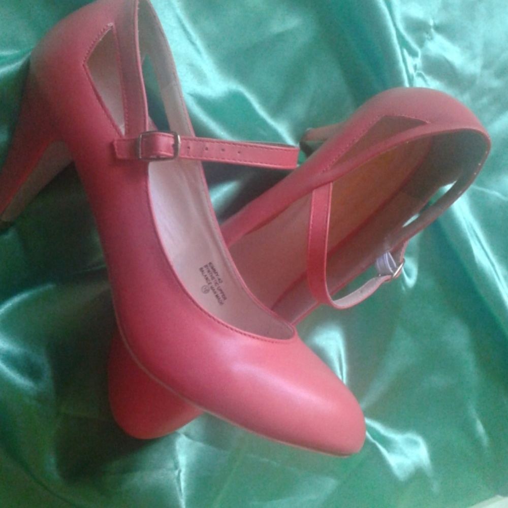 Peachy Pumps - Picture 2 of 5